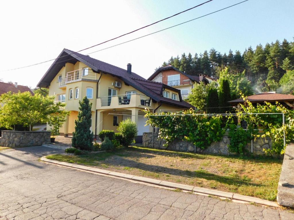 Apartman Lara u Otočcu — Kuća i okućnica