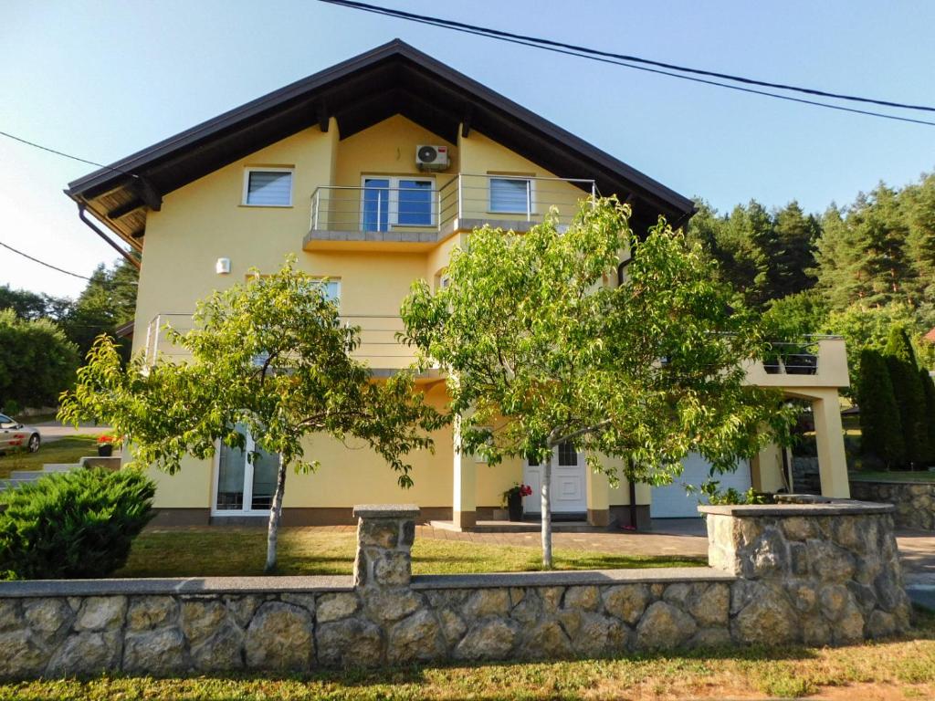 Apartman Lara u Otočcu — Kuća i okućnica